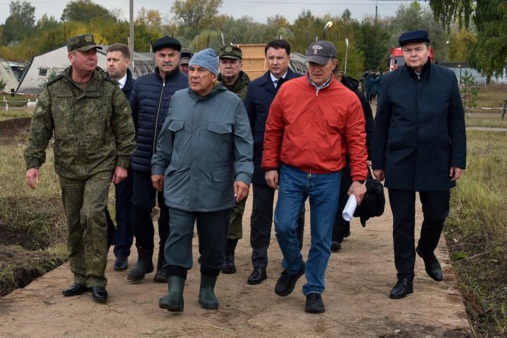 Рустам Минниханов посетил палаточный лагерь для размещения воинских частей, формируемых КВТКУ