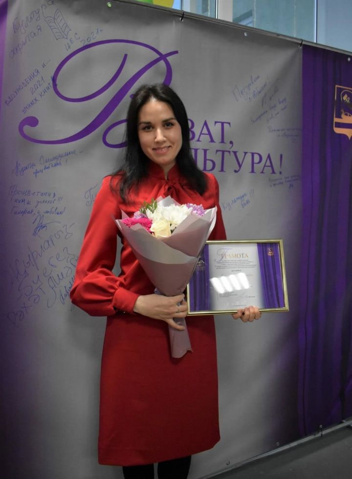 Педагог Васильевской школы искусств стала лауреатом международного фестиваля-конкурса «Симфония творчества».