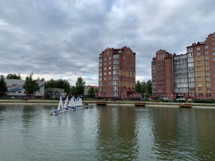 На городском озере в Зеленодольске с показательной программой выступает яхт-клуб «Дельфин»