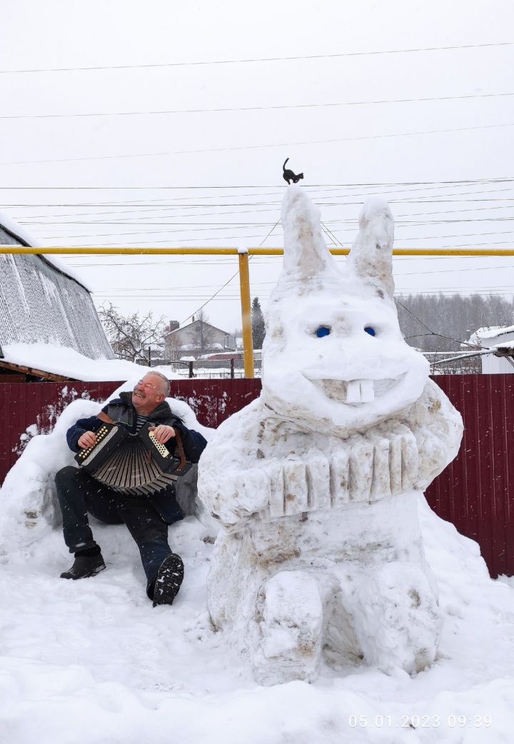 «Улыбайтесь, люди!»: Александр Серяков создает снежные скульптуры на радость детям и взрослым