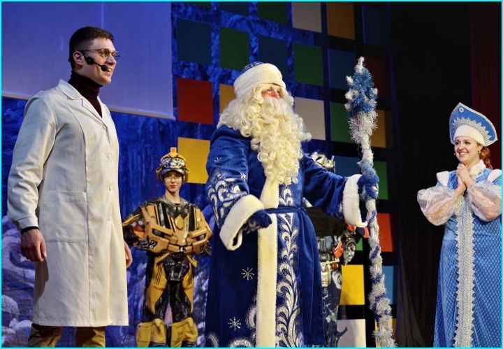 «Киберновый год, или Роботы тоже ждут подарки» представили в канун Нового года в Зеленодольском музыкальном театре