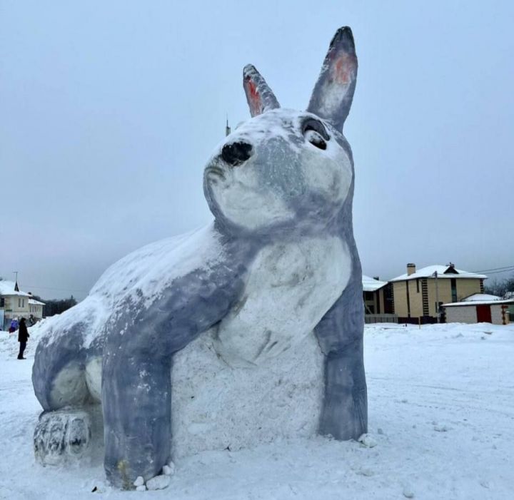 В Зеленодольске слепили 5-метрового снежного зайца