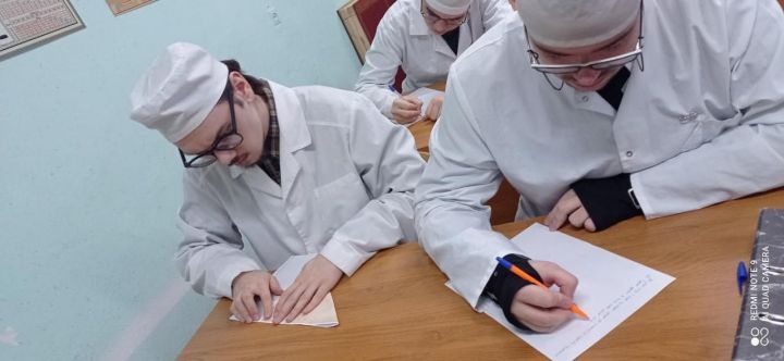 Студенты Зеленодольского медицинского колледжа написали фронтовые письма для солдат, находящихся в зоне СВО