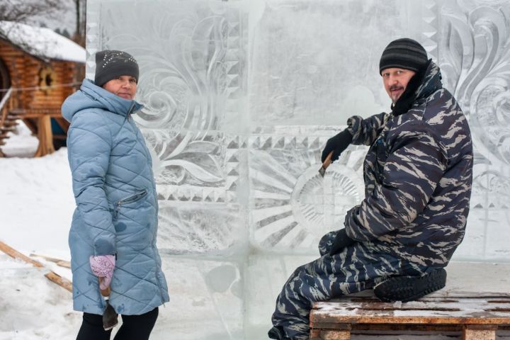 Фигуры из снега и льда создают братья Виктор и Валерий  Макаровы