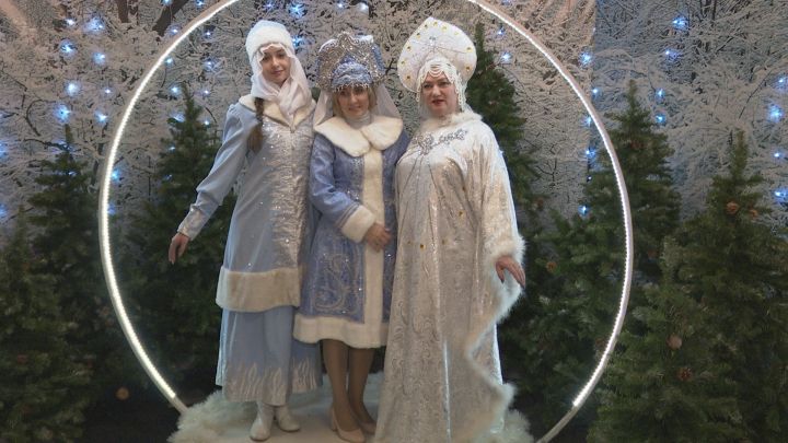В Центре культуры имени Горького сказки нарасхват — и сразу три Снегурочки собрались здесь, чтобы поделиться праздничным настроением