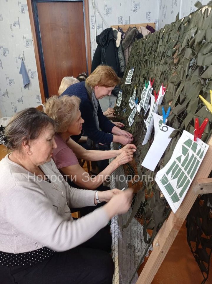 В Зеленодольске участницы проекта «Технологии Победы» вторую неделю в несколько смен плетут маскировочные сети для бойцов СВО