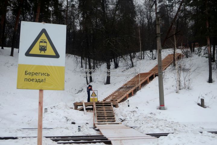 Взамен рухнувшей. После многочисленных жалоб завод им.Горького взял на себя решение построить временную лестницу