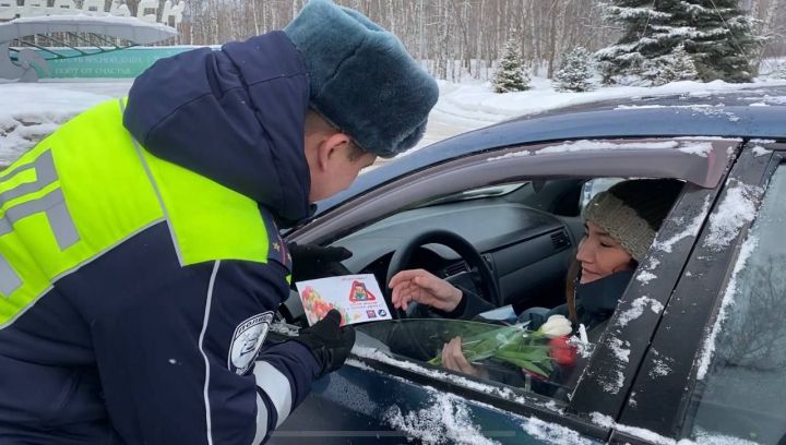 Зеленодольских автоледи с наступающим 8 марта поздравили сотрудники ГИБДД Зеленодольска