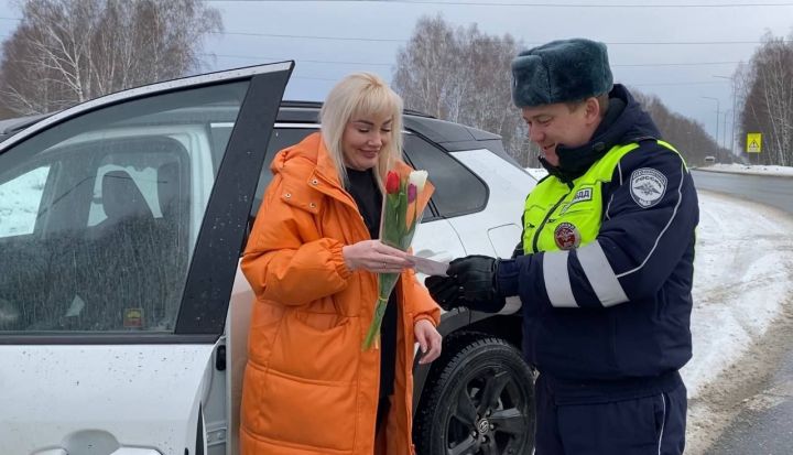 Зеленодольских автоледи с наступающим 8 марта поздравили сотрудники ГИБДД Зеленодольска