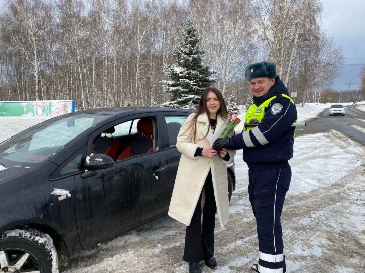 Зеленодольских автоледи с наступающим 8 марта поздравили сотрудники ГИБДД Зеленодольска