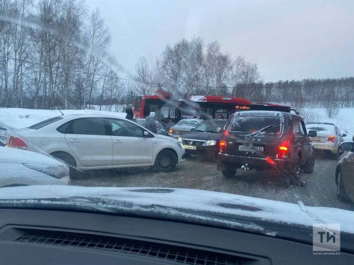 Из-за ДТП с автобусом образовалась огромная пробка у Ремплера в Казани