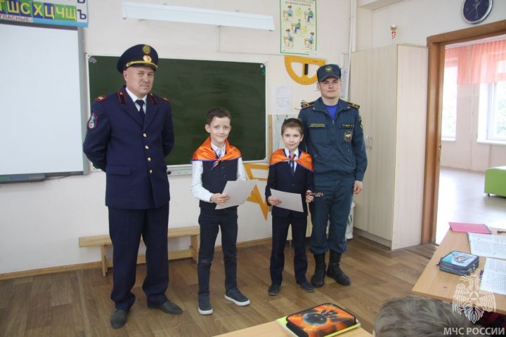 Юные помощники пожарных. Зеленодольские спасатели оценили творчество учеников школы №7
