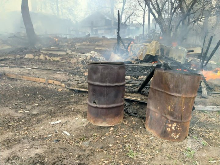 На пожаре в посёлке Васильево удалось не допустить перехода огня на другие жилые дома