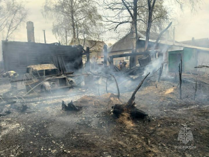 На пожаре в посёлке Васильево удалось не допустить перехода огня на другие жилые дома