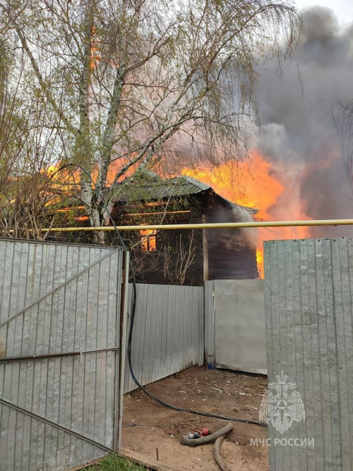 На пожаре в посёлке Васильево удалось не допустить перехода огня на другие жилые дома
