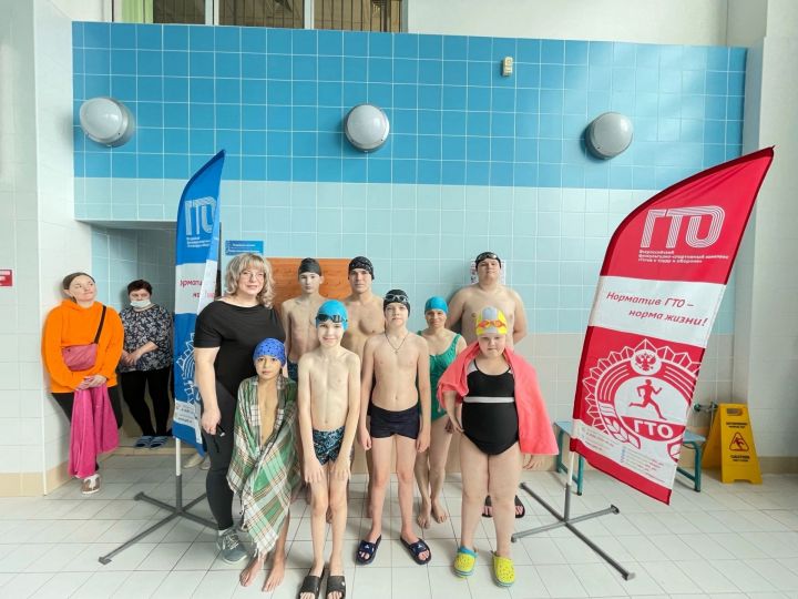 В бассейне «Метеор» прошли соревнования по плаванию для детей и подростков с ОВЗ на получение знака «Готов к труду и обороне»