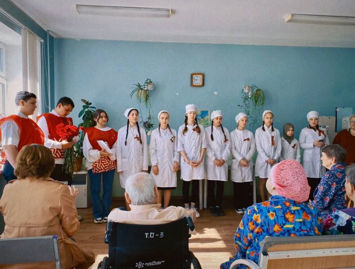 Студенты Зеленодольского медицинского колледжа поздравили ветеранов и тружеников тыла с Днем победы