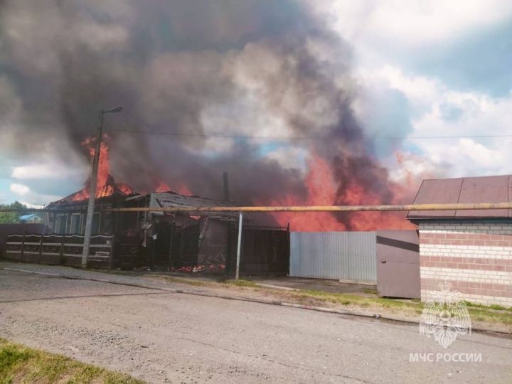 В Зеленодольском районе в селе Кугеево сгорел дом