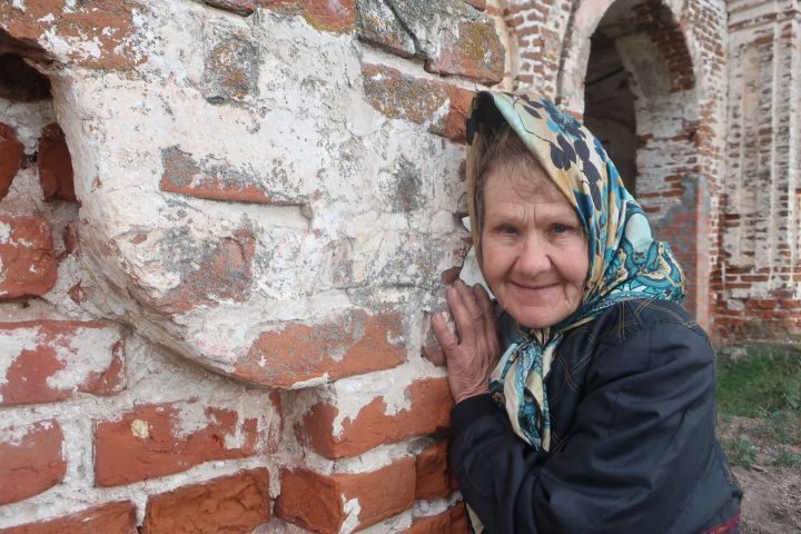 «Нам поможет только чудо!»: Жительница Русских Ширдан Людмила Севастьянова в одиночку спасает храм