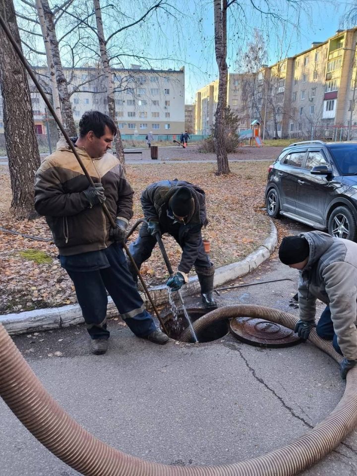 В Зеленодольске аварийно-ремонтная служба ЗВКС провела промывку канализационных сетей