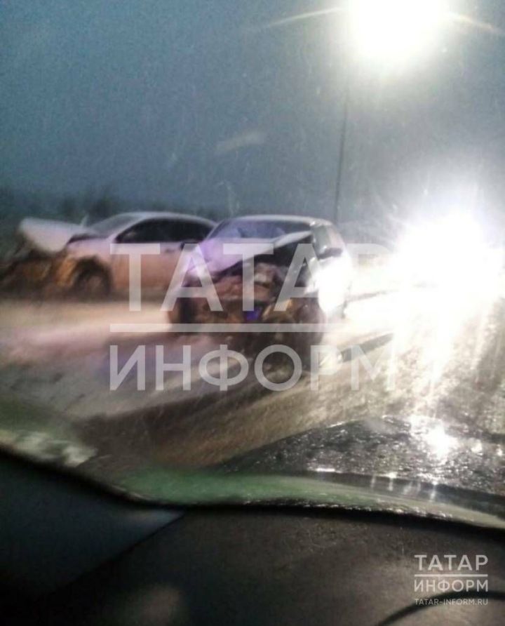 В Татарстане столкнулись два автомобиля на встречке: водители оказались в больнице