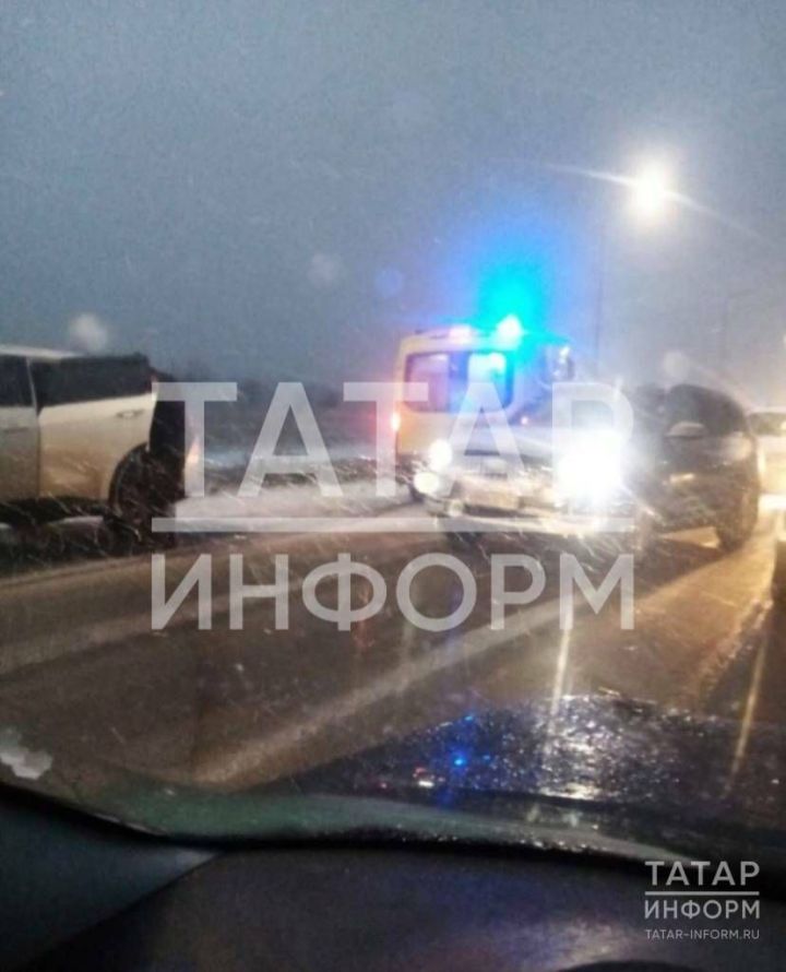 В Татарстане столкнулись два автомобиля на встречке: водители оказались в больнице