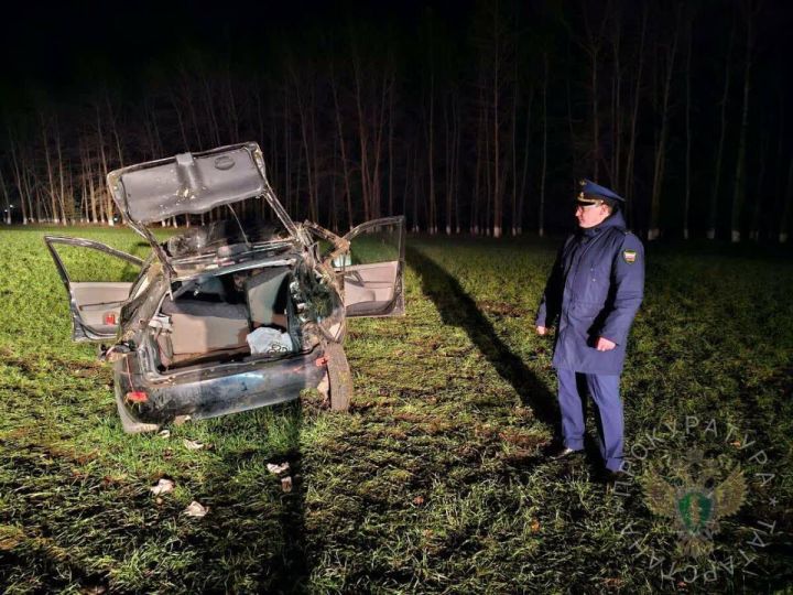 Молодая девушка не справилась с управлением на трассе в Татарстане: пассажирка погибла