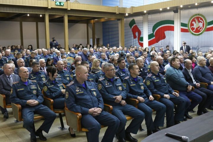 Зеленодольских сотрудников противопожарной службы наградили в честь Дня спасателя