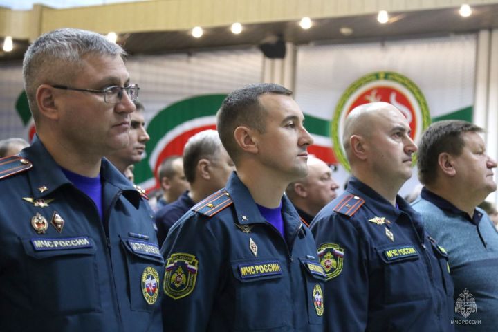 Зеленодольских сотрудников противопожарной службы наградили в честь Дня спасателя