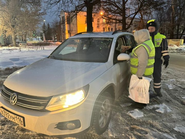 Сотрудники ГАИ Зеленодольска совместно с ГБУ БДД провели акцию «Ребенок — главный пассажир»