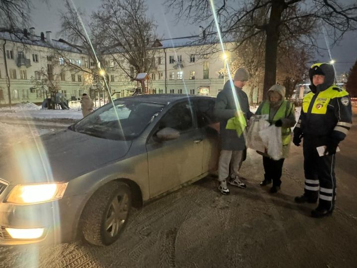 Сотрудники ГАИ Зеленодольска совместно с ГБУ БДД провели акцию «Ребенок — главный пассажир»