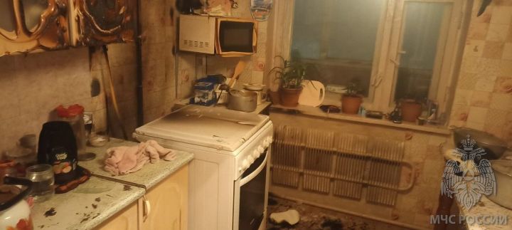 В Зеленодольске мужчина, пытаясь потушить пожар на кухне, серьезно пострадал