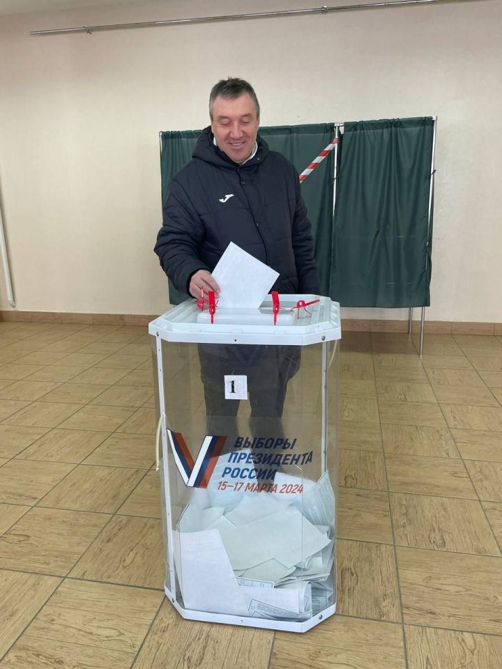 Депутат Совета пгт Васильево Азат Нигматуллин проголосовал на своем избирательном участке