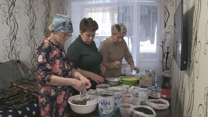 Женщины из поселка Осиново обеспечивают бойцам надежный тыл