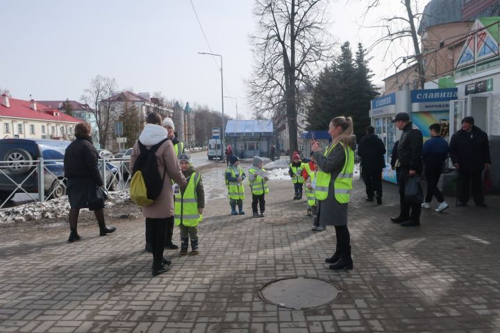 Воспитатели детсада проводят акцию «Весна!!! Безопасность на дорогах»