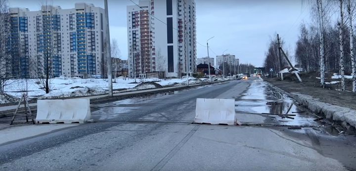 Водители бьют тревогу: на улице Сайдашева на проезжей части отсутствует фрагмент решетки ливневой канализации