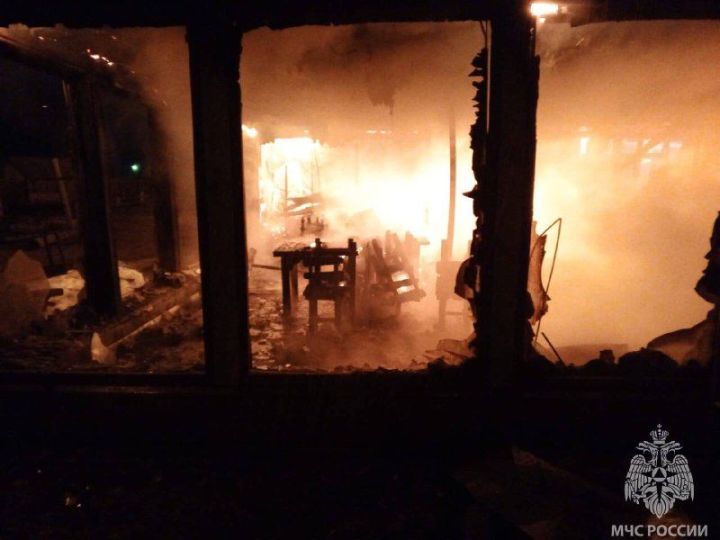 Сегодня ночью произошел пожар на территории частного музея Татар Авылым