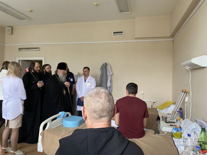 Митрополит Казанский и Татарстанский посетил бойцов в военном госпитале