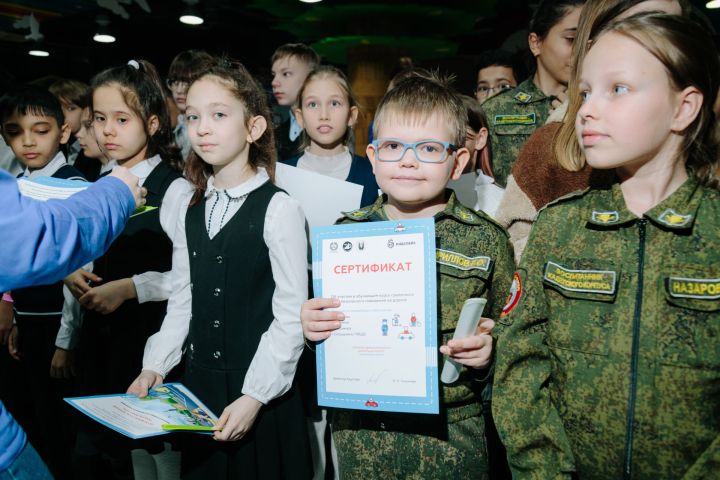 Казанским школьникам наглядно показывают правила безопасного поведения на дороге на интерактивной площадке