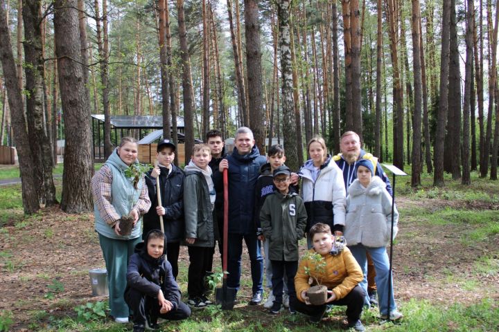 «Севастопольский салют»: молодежь Татарстана присоединилась к Всероссийской акции «Сирень победы»