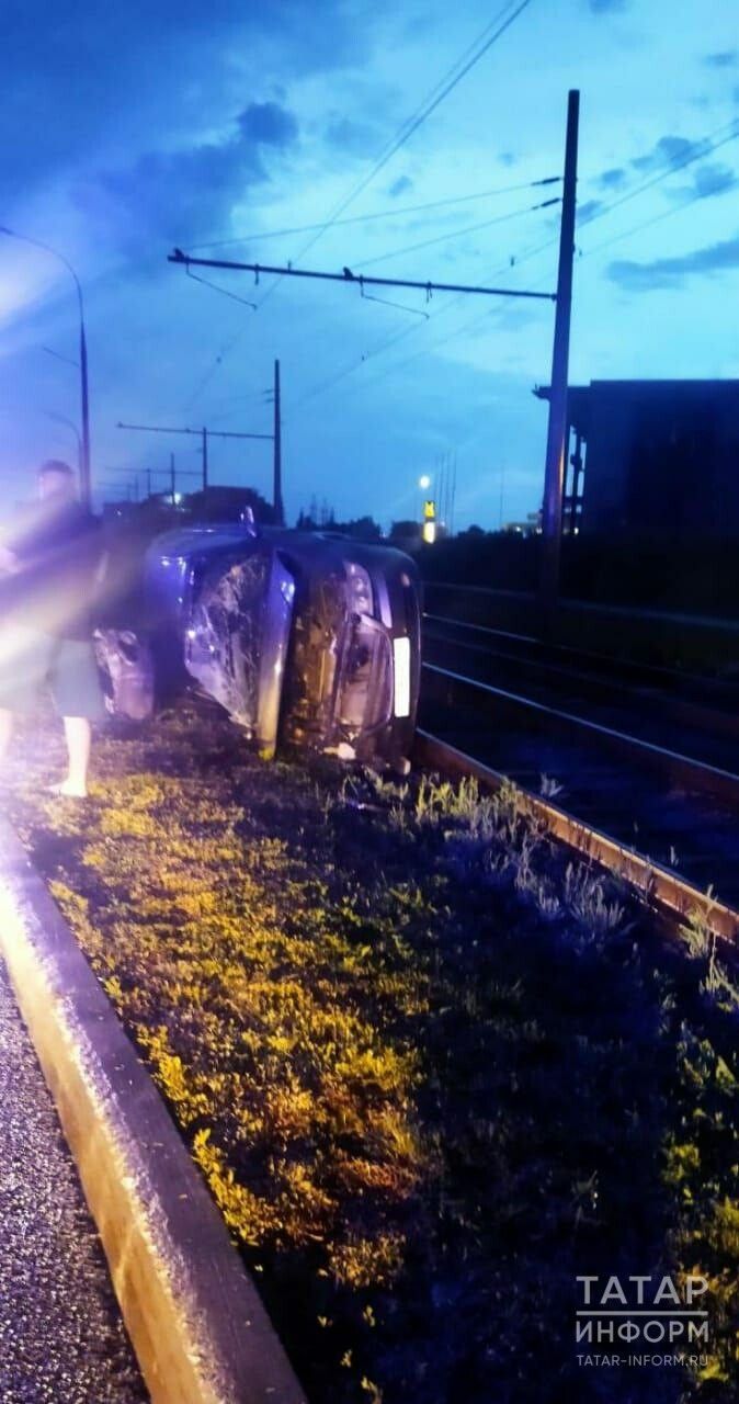 В Набережных Челнах автомобиль перевернулся, врезавшись в опору ЛЭП