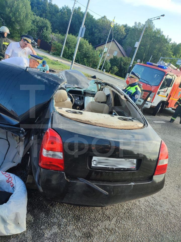 ДТП в Казани: легковой автомобиль влетел под фуру, есть двое пострадавших