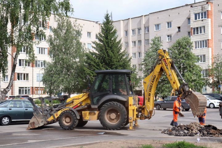 Глава Зеленодольского района, Михаил Афанасьев, ознакомился с ходом капремонта по программе «Наш двор»