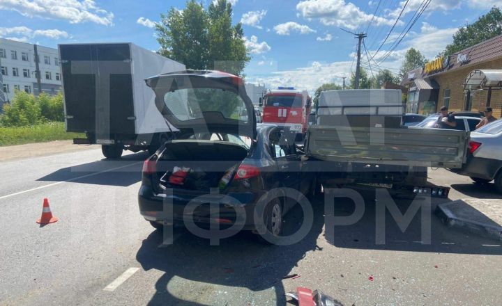 Пожилая женщина пострадала при столкновении грузовой ГАЗели и легковушки в Зеленодольске