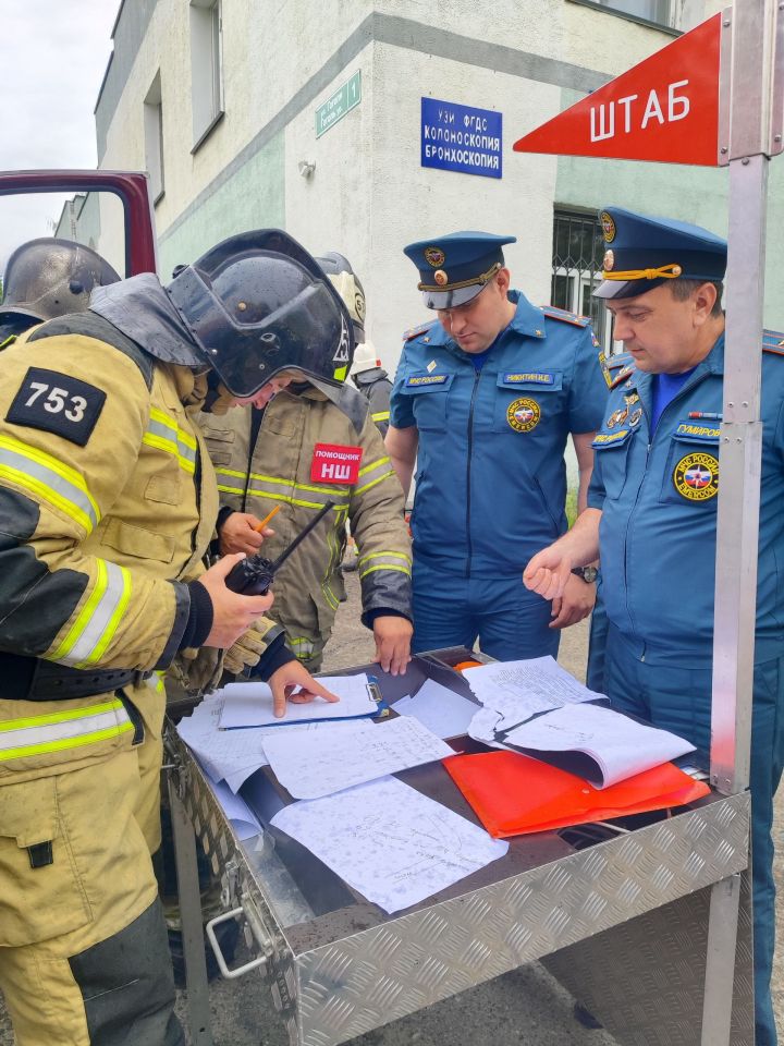 Без дыма и огня: Зеленодольские пожарные провели учения на здании терапевтического корпуса ЦРБ Зеленодольска