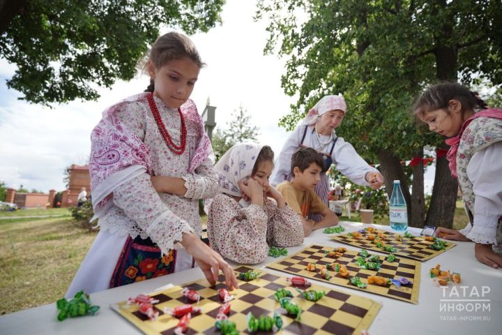 От византийских песнопений до «АукцЫона»: Свияжск погрузился в русскую культуру под дождем и пение частушек