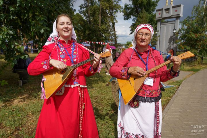 От византийских песнопений до «АукцЫона»: Свияжск погрузился в русскую культуру под дождем и пение частушек