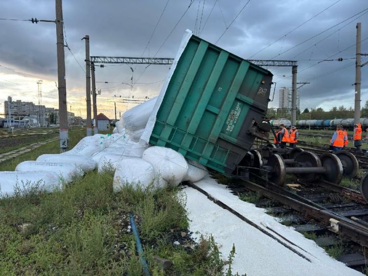 ЧП в Самарской области: пять вагонов с азотной смесью сошли с рельсов, три опрокинулись