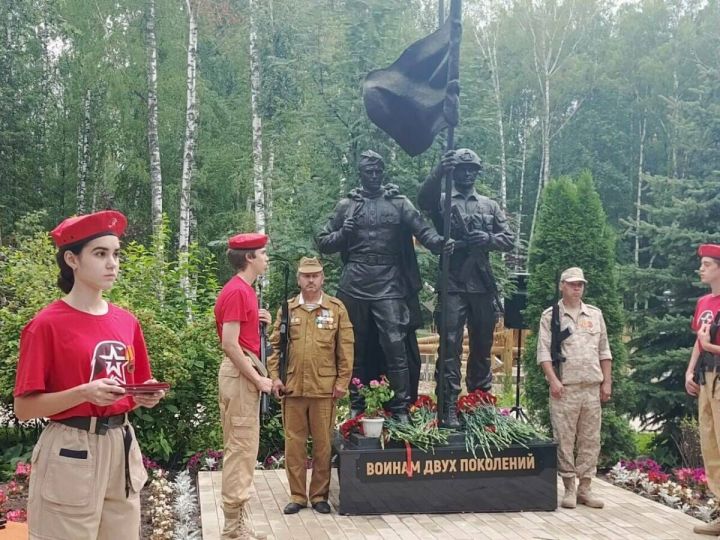 Символ преемственности поколений: в Татарстане открыли памятник «Воинам двух поколений»