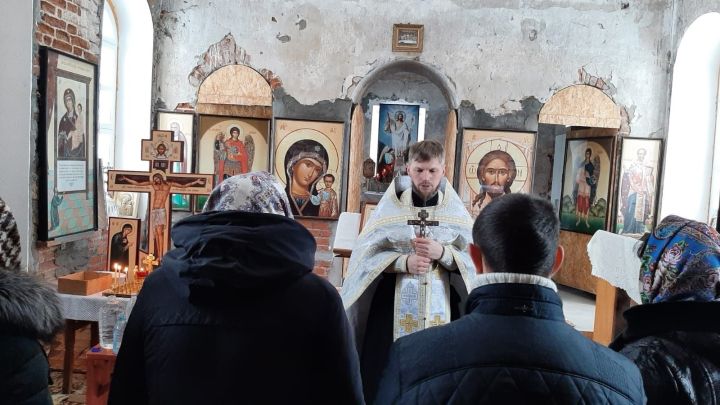 Зеленодольский священник совершил службу в Никольском храме деревни Паново